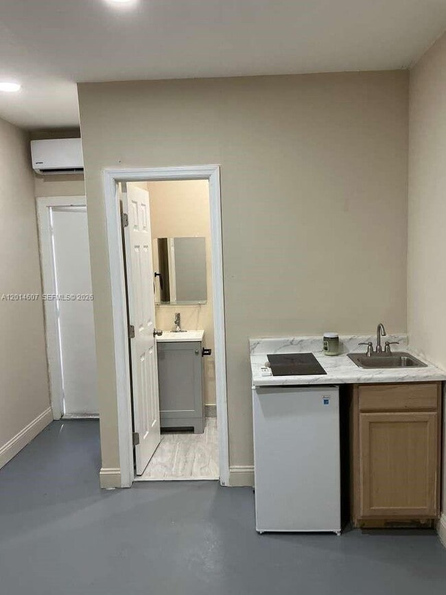 Building Photo - 4324 NW 76th Ave Unit 4