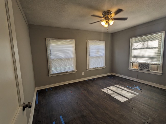 Photo - 823 W 9th St