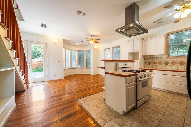 Photo - 909 E 38th St Unit B