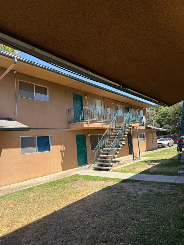 Building Photo - 205 E 11th St