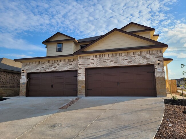 Building Photo - Luxury Townhome