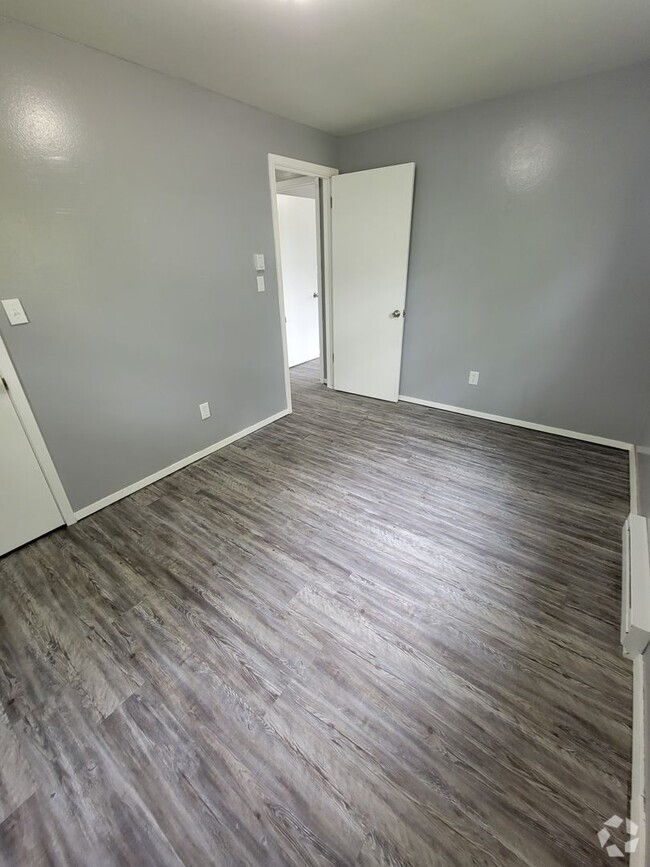 Building Photo - 1617 Freedom Rd Unit 2 Rental