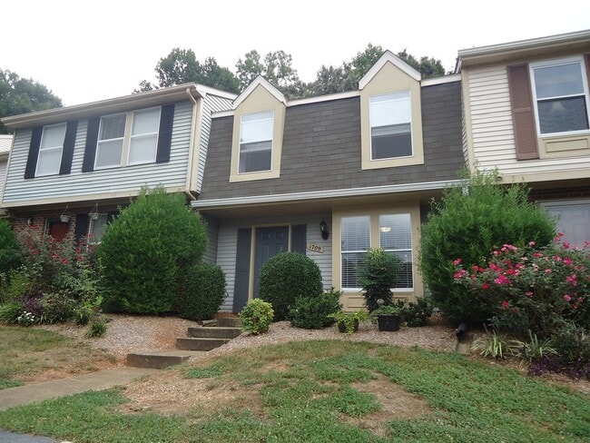 Building Photo - 1709 Murad Ct