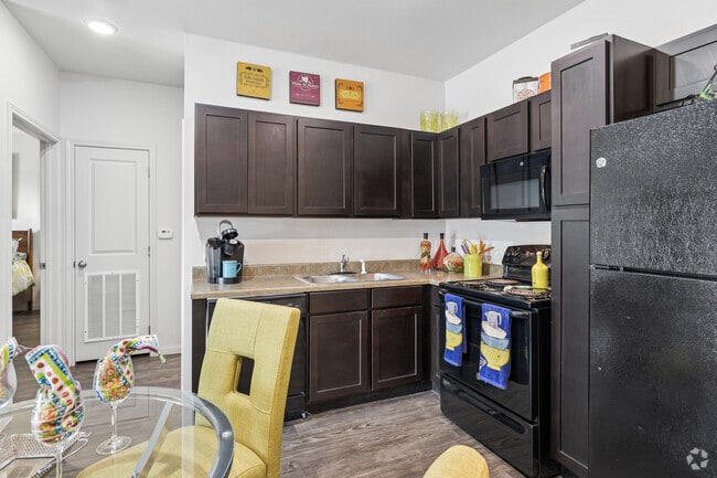 1BR, 1BA - 663SF - Kitchen - Greenpoint Urban Living