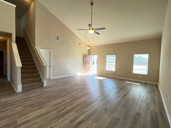 Sala de estar con pisos nuevos - 104 Denton Dr