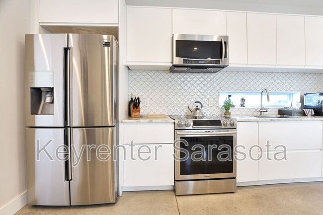 Photo - 2056 Roselawn St