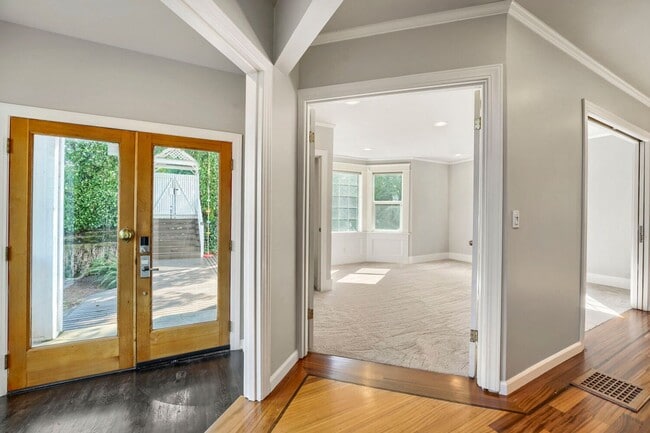 Photo - 422 W Raye St