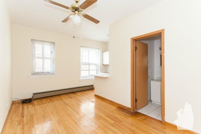 631 W Barry Unit 206
