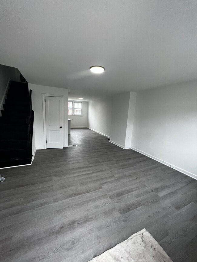 Photo - 817 Hughes St