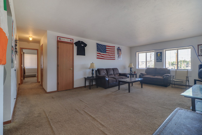Photo - 200 S Linden Apartments
