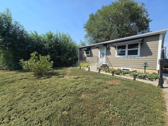 Building Photo - Spacious 4 Bedroom Home with Fenced Yard +...
