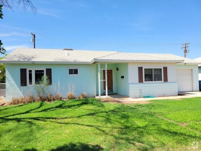 Building Photo - Beautiful 3 Bed, 3 Bath Home in El Centro!