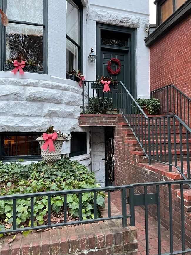 Photo - 1340 31st St NW Unidad Georgetown Garden Apt