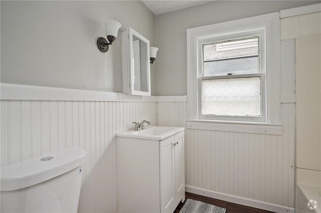 Building Photo - 117 Kenwood Ave Rental