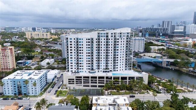 Building Photo - 10 SW South River Dr Unit 10 SW South River Dr # PHI01
