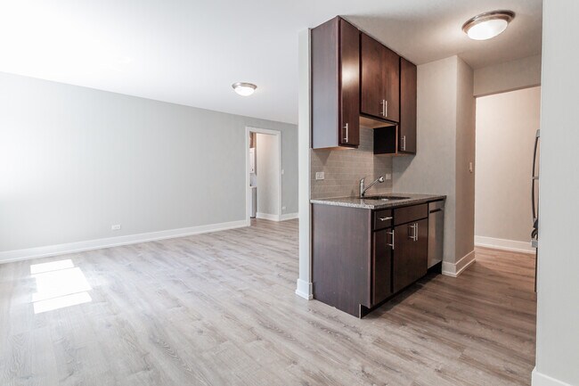 Photo - 525 W Surf St