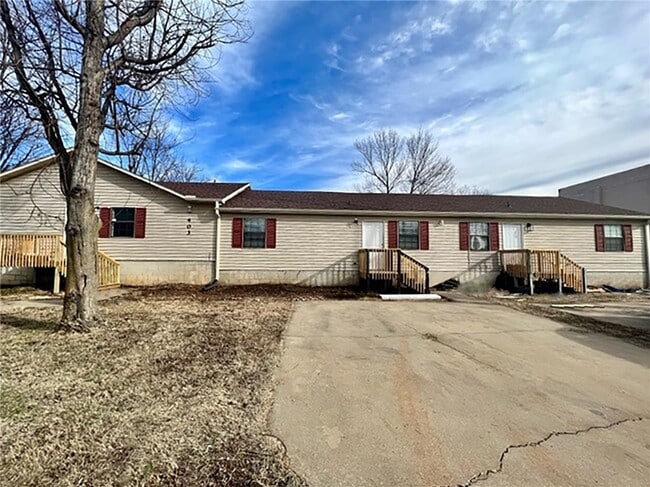 Building Photo - 403 SE F St Unit D