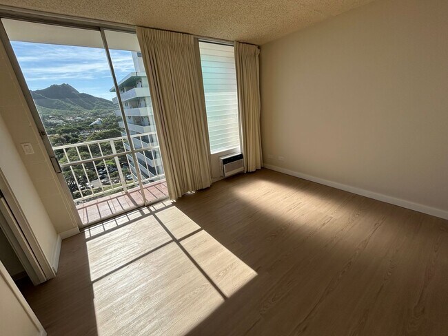 Photo - Crescent Park, 2 bedroom, 2 bathroom, with washer/dryer in apartment, Huge Diamond Head view from... Unit 1304