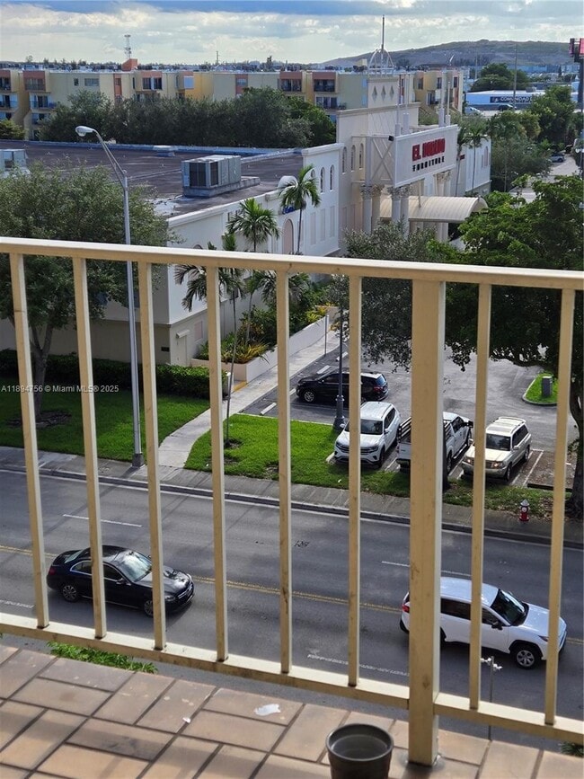 Photo - 4675 W 18th Ct Unidad 606