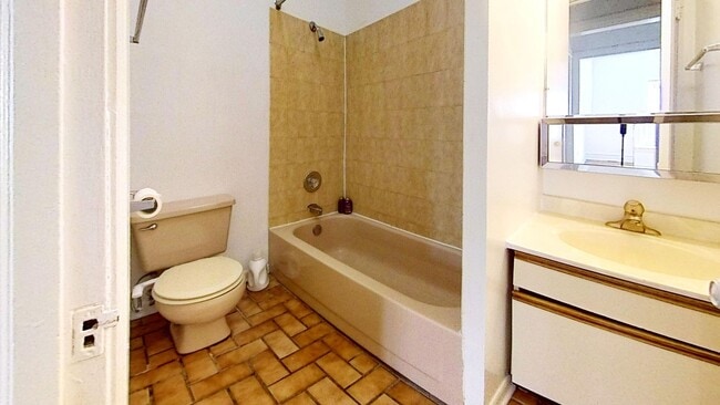 Photo - Top Floor Sheridan Park Studio Unidad 4653 3E