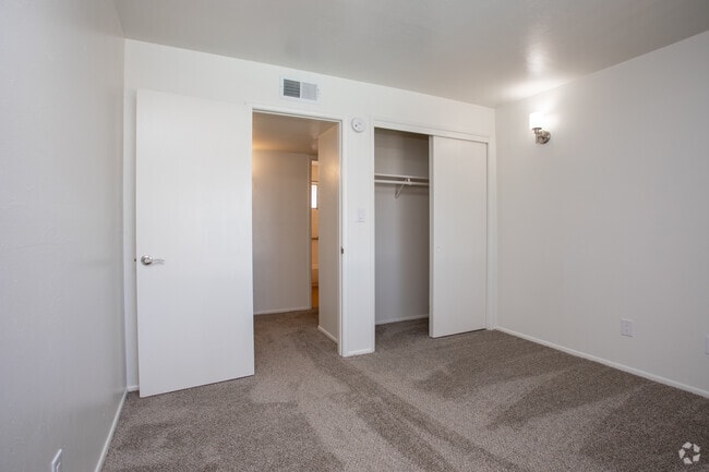 1BR, 1BA - 613 SF