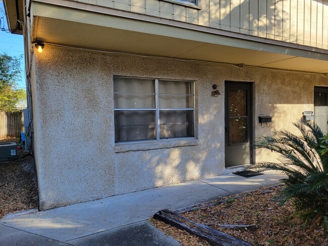 Building Photo - $1095 - 2/1.5 - Arlington - Super Cute - Great Location