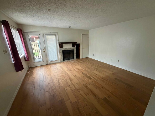 Building Photo - Cozy 1BD Condo in Richardson ISD with Fireplace & Amenities Unit Apt 114