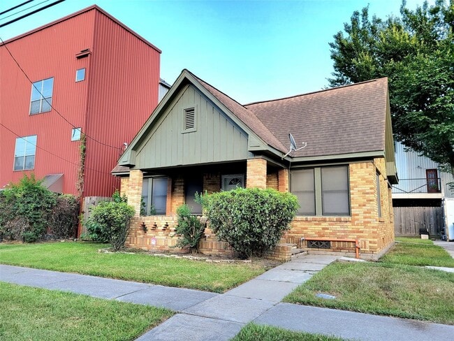 Photo - 2811 Chenevert St Casa