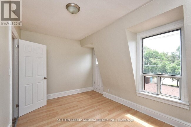 Photo - 1932 Queen St E