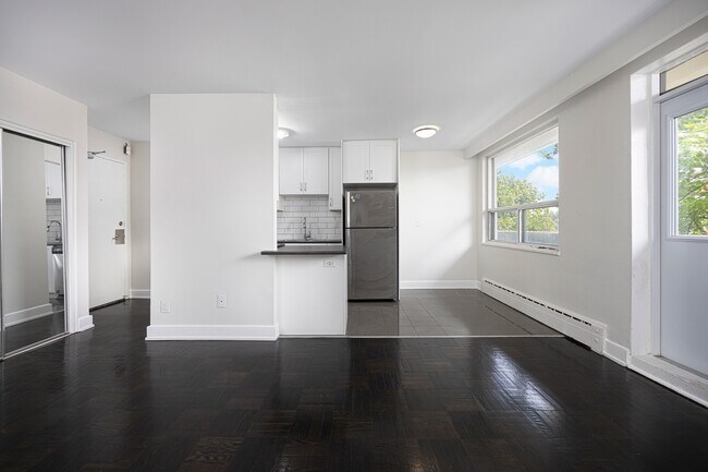 Photo - 3888 Bathurst St