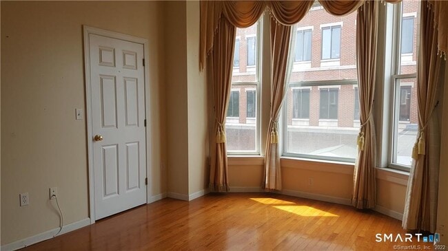 Photo - 71-73 Whitney Ave Unidad 8