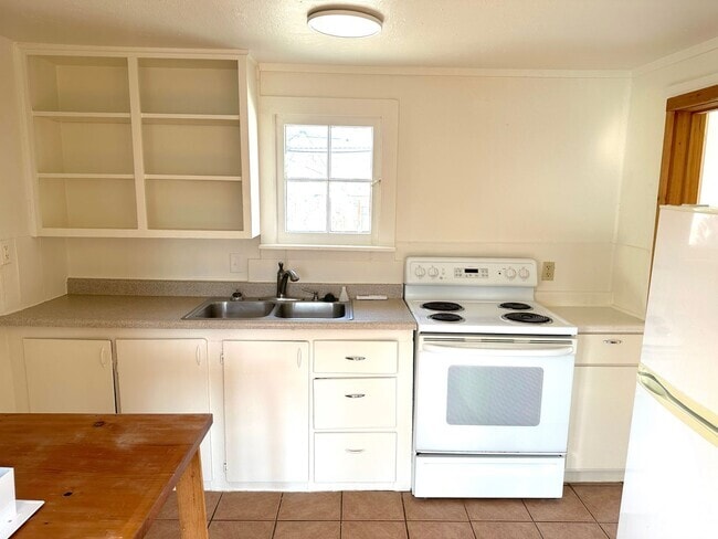 Building Photo - 1-Bedroom Cottage on Bench Rental