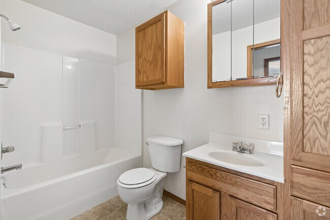 1 habitación, 1 baño - 596 pies cuadrados - Baño - Carisbrooke Apartments