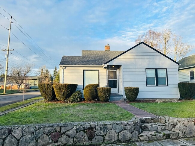Building Photo - Charming Downtown Vancouver Bungalow