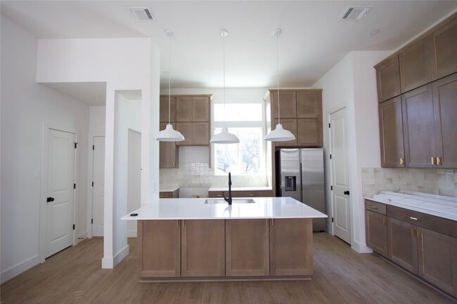 Building Photo - 2121 Hoskins Dr Rental