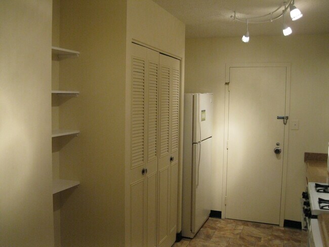 Kitchen - 4401 Roland Ave Unit 104
