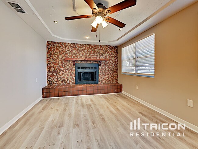 Photo - 3307 32nd St W