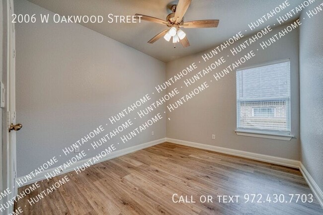 Photo - 2006 W Oakwood St