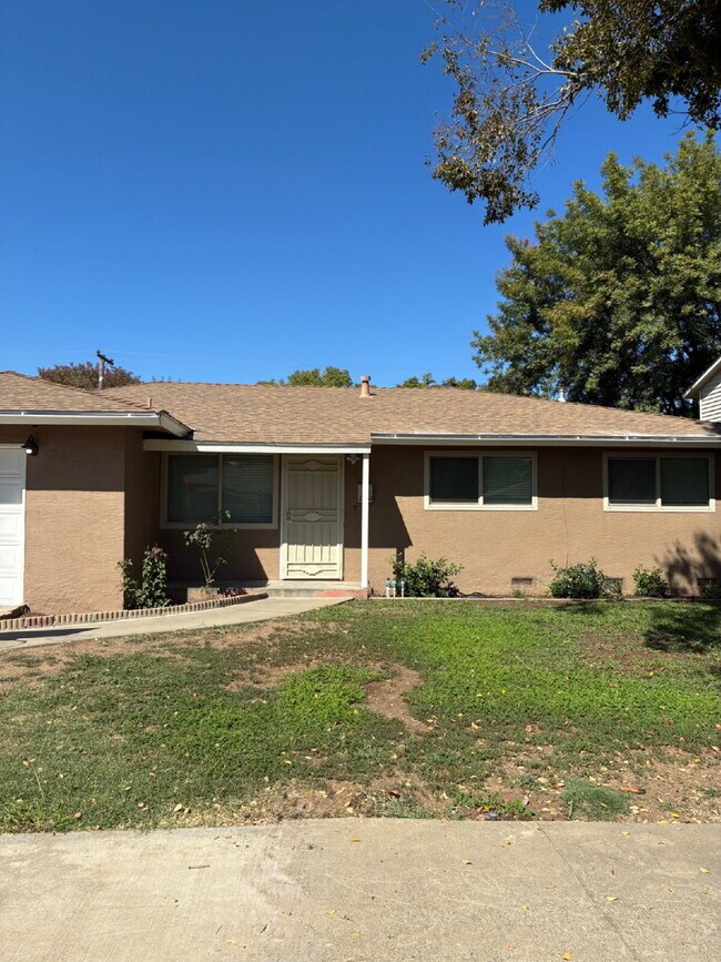 Location, Location!
Newly renovate.
Beautiful, Grand Backyard!