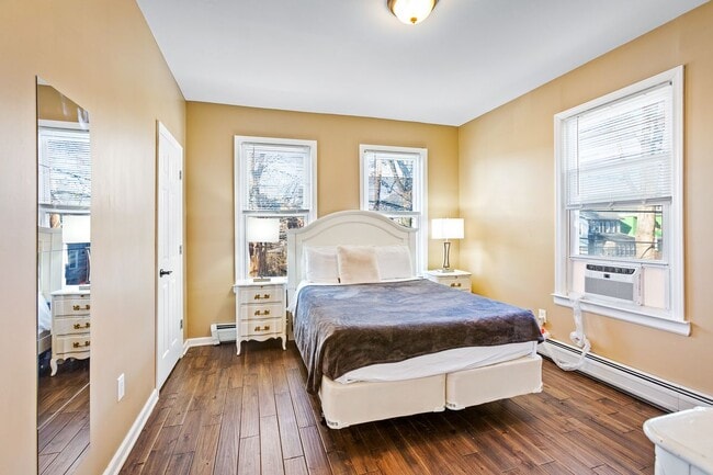 Photo - 1054 Hunterdon St