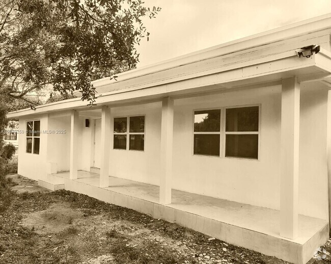 Building Photo - 400 NE 161st St Rental