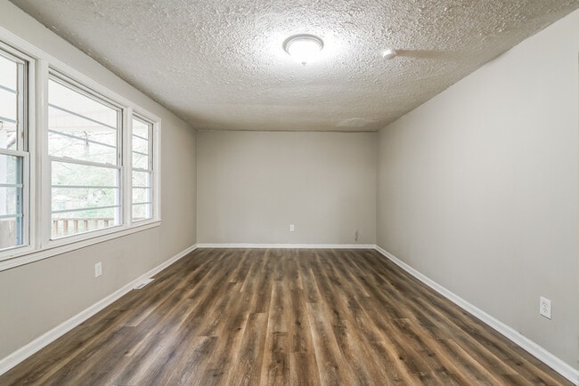 Photo - 105 Weathington Rd SW