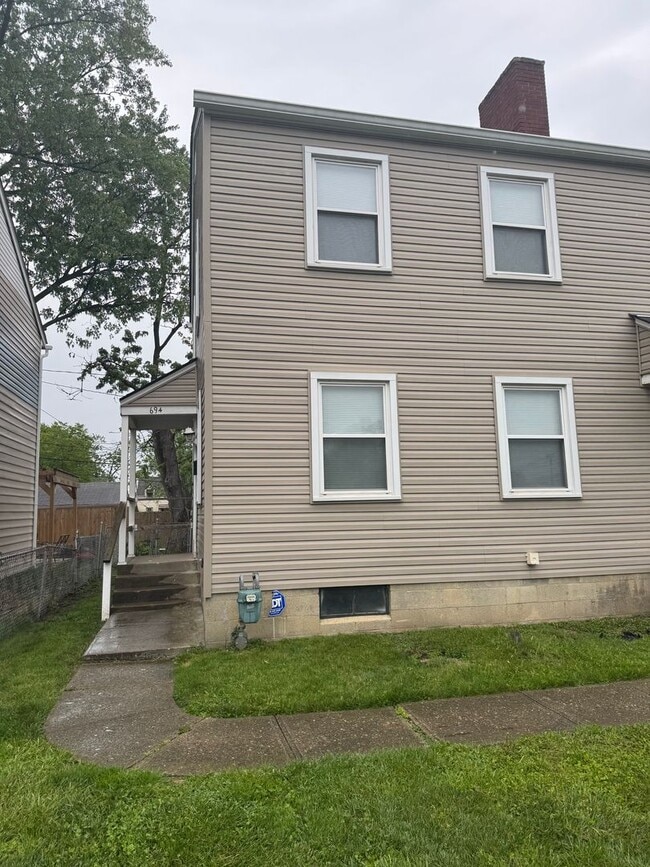 Building Photo - 694-696-696 S Everett Ave Unit 694 Everett Ave