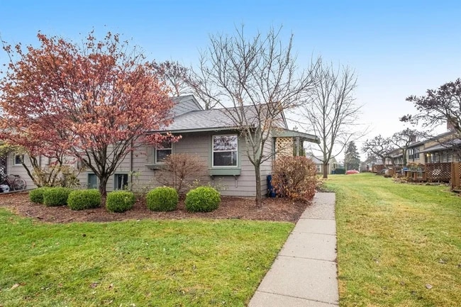 Building Photo - 3412 Edgewood Dr Unit 3412