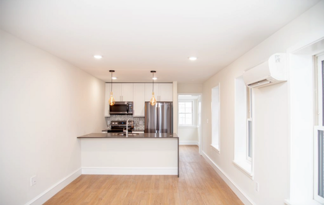 Building Photo - 224 W 9th St Unit 301