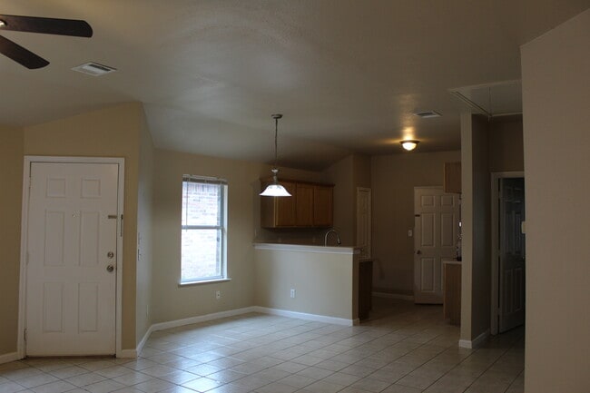 Photo - 402 Masters Ave