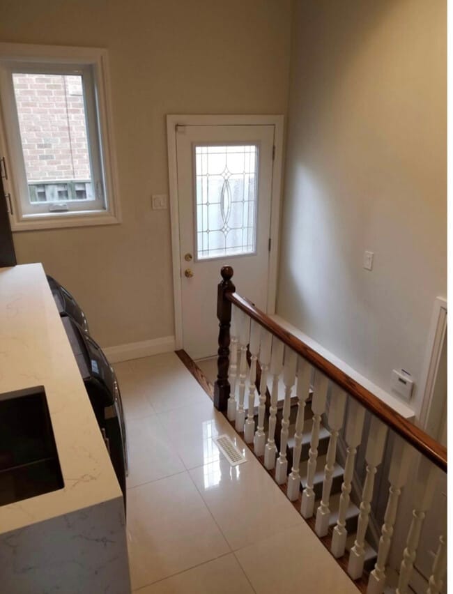 Direct Private Access - 1543 Polesden Dr Unit Basement Apartment 1.5 Bed