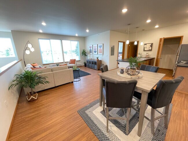 Livingroom/Dining 1x1 Attached