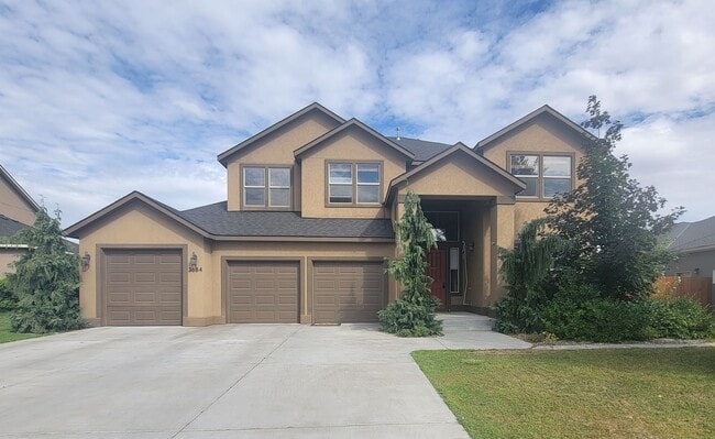 Building Photo - Richland Home with Stunning Views, Comfort...