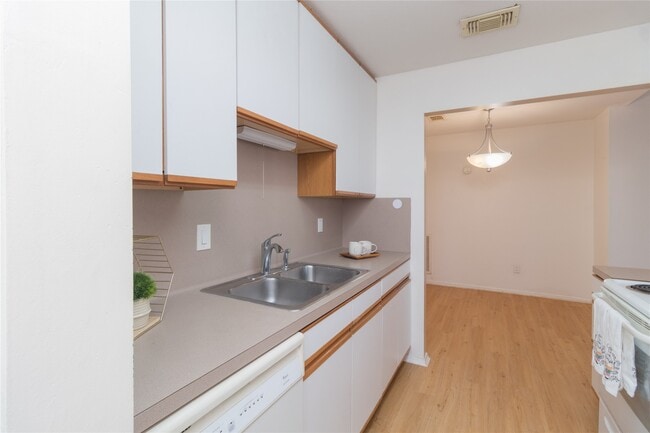 Building Photo - 9707 Richmond Ave. Unit 134